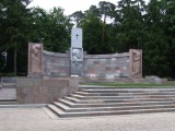 Jāņa Čakstes kapa piemineklis Meža kapos. 2009.g.<br>Foto: Dāvis Kļaviņš, panoramio.com