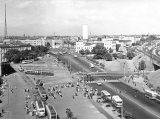 Skats no 13.janvāra ielas uz Rīgas stacijas veco un jauno ēku, pulksteni un sliežu ceļiem, 1960.g.<br>Avots: Dzelzceļa vēstures muzejs