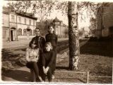 Skolnieces pēc sporta dienas Sarkandaugavas iela 1966.g.