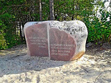 Памятник погибшим морякам возле спасательной станции