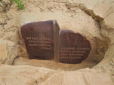 Памятник погибшим морякам в дюнах пляжа Вецаки