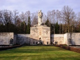 Latvijas siena un Mātes Latvijas tēls Brāļu kapos<br>Avots: panoramio.com